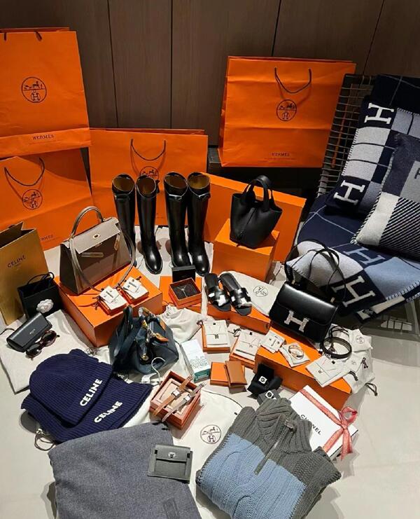 巴音郭楞回收奢侈品鞋服.jpg